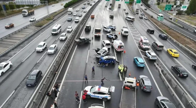 بتاريخ الأحد 15 سبتمبر 2024استهلت إسطنبول يومها بحادث سير مأساوي صباح اليوم في منطقة إسطوتش على طريق السريع، حيث اصطدمت 8 مركبات ببعضها في حادث متسلسل مروع.وفاة شخصين وإصابة 5 بجرو