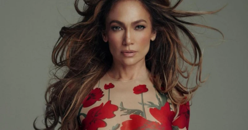 الفن و المشاهير: التجاعيد تظهر على ملامح جينيفر لوبيز أطلت النجمة العالمية جينيفر لوبيز في حفل الطريق إلى غولدن غلوبز في مهرجان تورونتو السينمائي