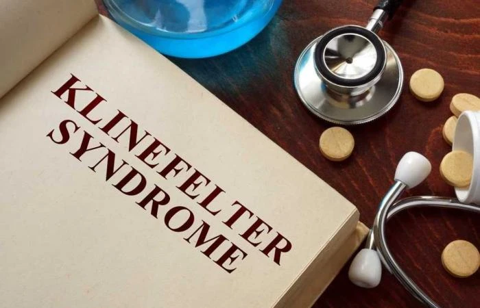 متلازمة كلاينفلتر هي حالة جينية شائعة يمتلك فيها الذكور صبغي () إضافيا. قد تتضمن الأعراض نمو الثدي والعقم وتخلخل العظام ومشكلات في التعلم. غالبا ما