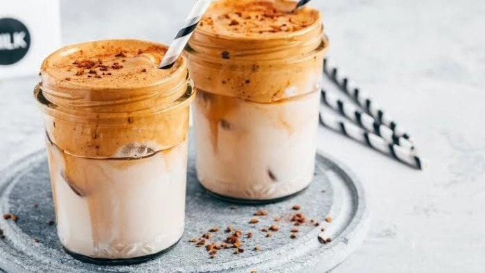 بمكونات بسيطة.. طريقة عمل الآيس كوفي بالكيت كات بسهولة منوعات الاسبوع يعد الآيس كوفي من المشروبات الباردة المنعشة التي يفضلها الكثيرون، حيث تعتمد على