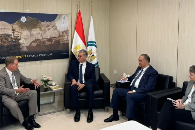 وزير البترول يبحث مع مساعد وزيرة الطاقة الأمريكية سبل تعزيز التعاون فى مجالات الطاقة عقدت جلسة مباحثات مشتركة بين كريم بدوي، وزير البترول والثروة