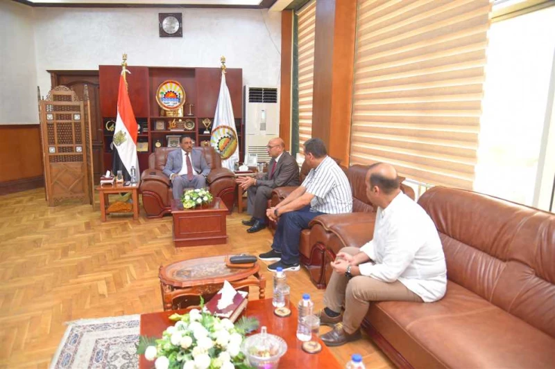 محافظ مطروح يتابع استضافة فعاليات الأسبوع الثقافى لأطفال المحافظات الحدودية استقبل اللواء خالد شعيب، محافظ مطروح، بمكتبه بديوان عام المحافظة، الكاتب