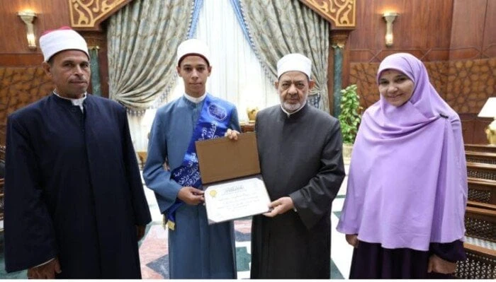 شيخ الأزهر يكرم أوائل الثانوية الأزهرية ويهنئهم على تفوقهم ونجاحهم شيخ الأزهر يكرم أوائل الثانوية الأزهريةأ ش أكرم فضيلة الإمام الأكبر الدكتور أحمد