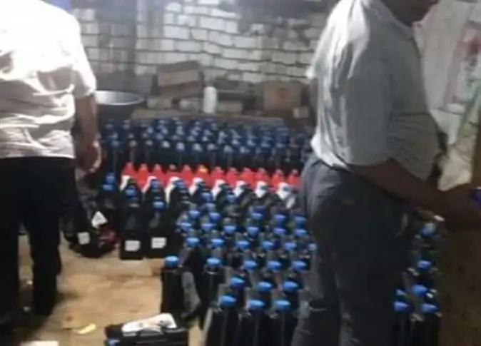 مباحث التموين تصدم أصحاب السيارات عقب ضبط مصنع لإعادة تعبئة الزيوت المغشوشة وتحذرمباحث التموين تصدم أصحاب السيارات قامت الأجهزة الرقابية في محافظة