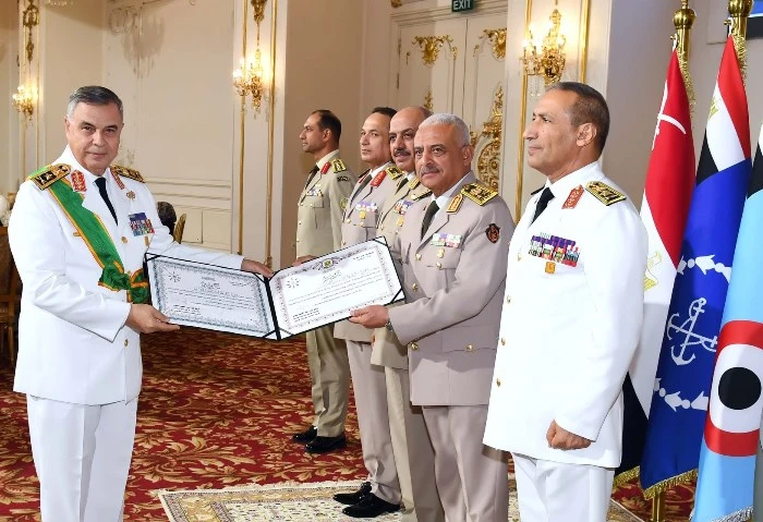 وزير الدفاع يكرم قادة القوات المسلحة الذين أوفوا العطاء (فيديو) شهد الفريق أول عبد المجيد صقر القائد العام للقوات المسلحة وزير الدفاع والإنتاج الحربى