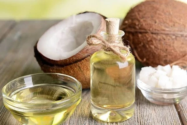 زيت جوز الهند.. فوائد متعددة للصحة والجمال.زيت جوز الهند هو من الزيوت الطبيعية الغنية والمتعددة الاستخدامات، حيث يتمتع بخصائص فريدة تجعله مفيدا للصحة والجمال. في هذا المقال، سنستكش