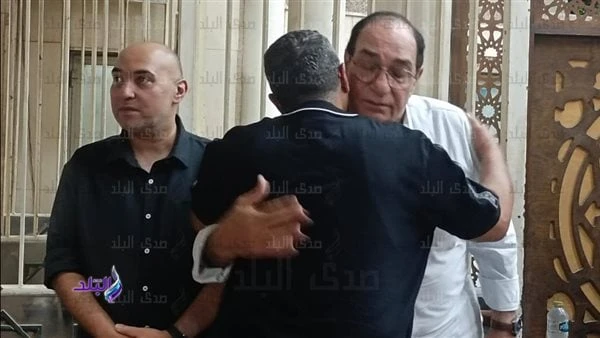 حمدي الوزير وأسماء أبو اليزيد أول الحاضرين في عزاء شقيق مجدي أحمد عليبدأ عزاء شقيق مجدي أحمد علي بمسجد الحامدية الشاذلية بالمهندسين.حضر كلا من