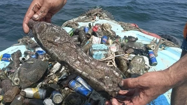 وزارة البيئة تنفذ حملة لتنظيف قاع البحر بالميناء الشرقي بالإسكندرية بمشاركة الصيادينقام الفرع الإقليمى لوزارة البيئة بالإسكندرية بتنفيذ حملة مكبرة لتنظيف قاع البحر من المخلفات البح