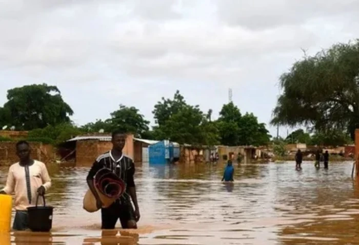 مصر تعرب عن خالص تعازيها للنيجر في ضحايا الفيضانات أعربت جمهورية مصر العربية في بيان صادر عن وزارة الخارجية اليوم الخميس، عن تضامنها مع جمهورية النيجر، إثر الأمطار الغزيرة والفيضان