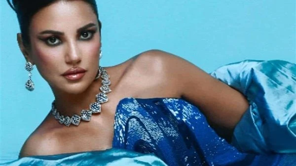 درة أيقونة الموضة تشعل السوشيال ميديا بفستان خيالي .. ماذا تعني رسالتها؟في أحدث ظهور لها، خطفت الفنانة درة الأنظار بإطلالتها الرائعة باللون الأزرق، لتثبت مرة أخرى أنها من أيقونات ا