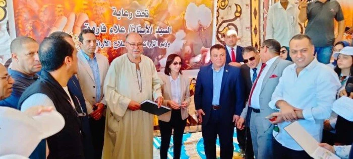 في عيده ال 72.. فاروق يشكر كافة أجهزة وزارة الزراعة لجهودها في تكريم ودعم الفلاحتقدم علاء فاروق وزير الزراعة واستصلاح الأراضي، بالشكر إلى كافة أجهزة الوزارة وقطاعاتها وهيئاتها والم