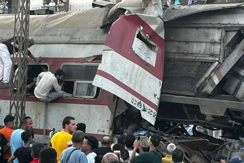 من لحظة الوقوع حتى الآن.. التفاصيل الكاملة لحادث تصادم قطاري الزقازيق (صور وفيديو) ارتفعت أعداد المتوفين في حادث تصادم قطاري الزقازيق في محافظة