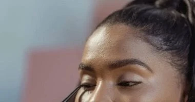 10حيل احترافية سهلة لتثبيت الآيلاينر.. البودرة الشفافة أبرزها المرأة والمنوعات تثبيت الآيلاينر يمكن أن يكون تحديا، خاصة في الأجواء الحارة أو الرطبة