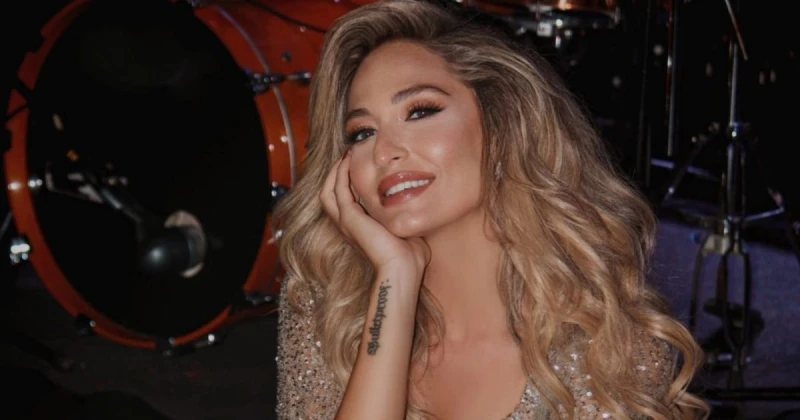 فنانة لبنانية تحتفل بعيد ميلادها على متن يخت.. وهذه الإطلالة التي اختارتها تعرف على التالي فنانة لبنانية تحتفل بعيد ميلادها على متن يخت.. وهذه الإطلالة التي اختارتها، احتفلت الفنان