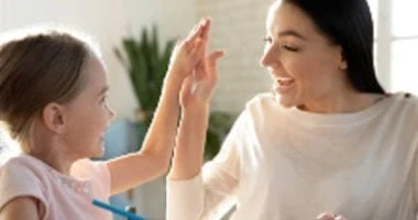 قبل العودة للمدارس.. 4 خطوات هتخفف شعورك بالقلق وانت بتذاكر لإبنك المرأة والمنوعات ينشغل الوالدين بمتابعة وتطوير سلوكيات الأبناء وتفوقهم علي المستوى الأكاديمي، والاهتمام بانضمامهم