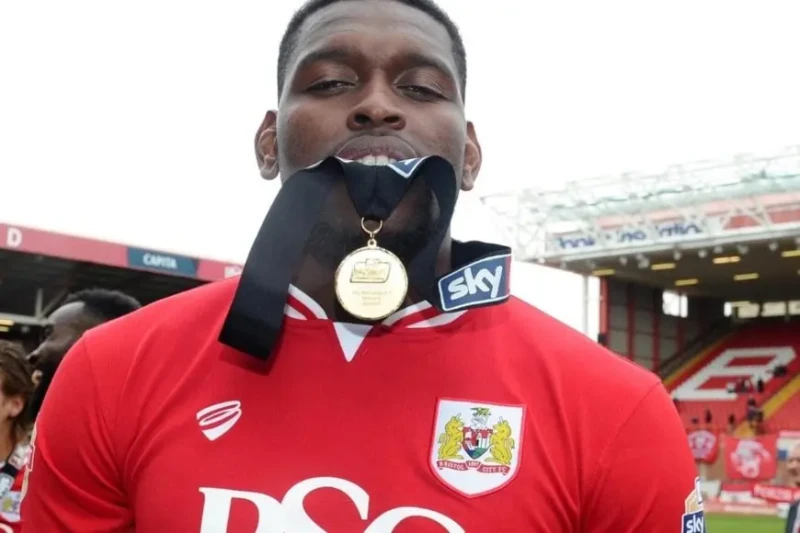 أرسنالي سابق متهم في قضية مخدرات بقيمة 600 ألف إسترليني وقال لصحيفة : النادي على علم بالوضع الحالي مع اللاعب جاي إيمانويل. لن يقوم النادي بالإدلاء بأي تعليق في الوقت الحالي.تخرج إي