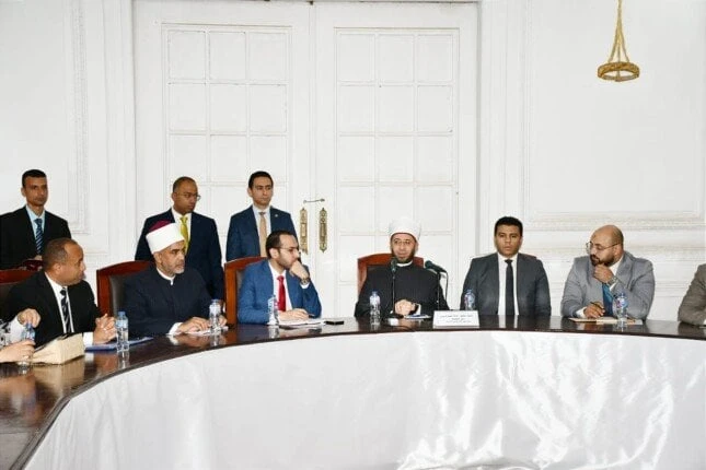 وزير الأوقاف: هناك قضايا فكرية كثيرة يجب التصدي لها.. والتصوف خط الدفاع الأول لمواجهة الإرهابوزير الأوقاف يعقد لقاء مطول مع صحفيي الملف الدينياجتمع