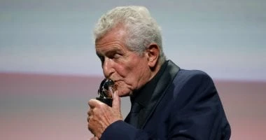 فن: الفرنسي كلود لولوش يقبل جائزته قبل عرض فيلمه خارج المسابقة الرسمية لمهرجان فينسيا حصل المخرج السينمائي الفرنسي كلود لولوش على جائزة ، قبل عرض