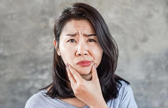 يتسبب شلل بيل بإضعاف عضلات الوجه أو شلها مؤقتا، فيظهر لدى المصابين مظهر مترهل في إحدى جهتي الوجه، وأحيانا على كلتا الجهتين. هذه الحالة عادة ليست خطيرة وغالبا ما تزول في غضون بضعة أ