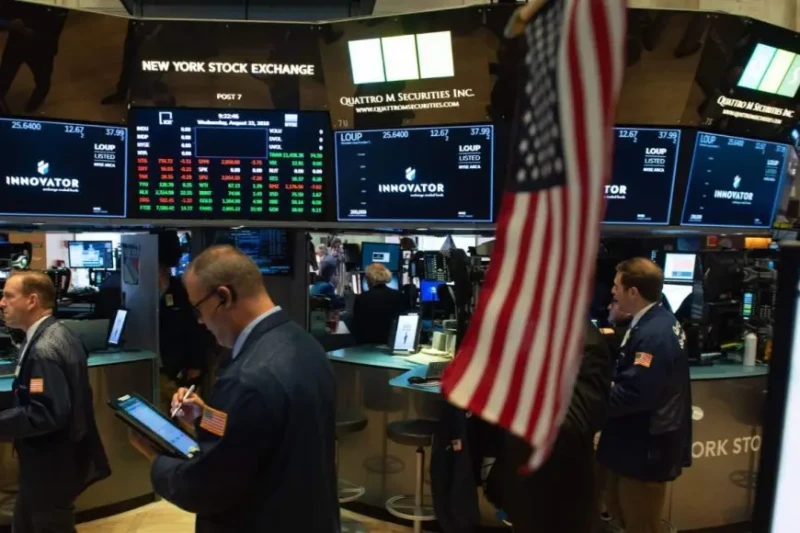 الأسهم الأمريكية تسجل أسوأ أداء أسبوعي منذ مارس 2023تراجعت الأسهم الأمريكية بشكل حاد يوم الجمعة، رغم أن تقرير وزارة العمل كشف عن إضافة وظائف أقل من المتوقع في الشهر الماضي، مما عزز