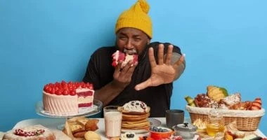 ماذا يحدث لجسمك عند الإفراط فى تناول الأطعمة السكرية صحة وطب هل أنت من عشاق الحلويات؟ هل تشتهي الحلوى دائما؟ احذر فإن السكر الصناعي غير صحي بشكل لا يصدق، وتشير العديد من الأبحاث إل
