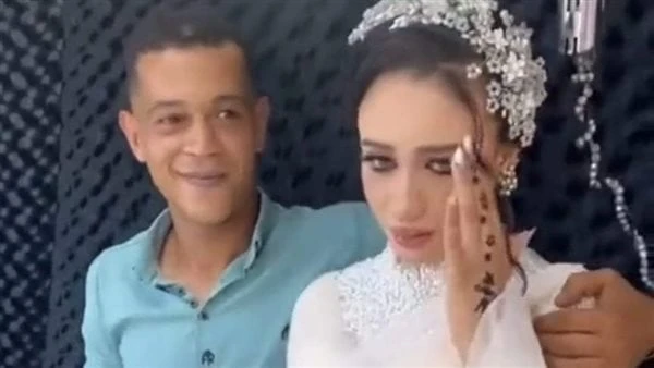 مش لابس بدلة .. تعليق غير متوقع من عريس المغصوبة على الجوازة تداول رواد السوشيال ميديا فيديو لعروسة في ليلة خطبتها، وهي تقف منتظرة العريس داخل إحدى