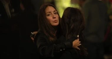 نرمين الفقى ومحمد رياض ورانيا محمود ياسين فى عزاء والد المونتيرة منة جاب الله تعرف على التالي نرمين الفقى ومحمد رياض ورانيا محمود ياسين فى عزاء والد