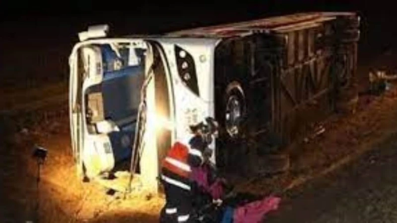 إصابة 43 سائحا في انقلاب أتوبيس على طريق السويس-القاهرة أصيب 43 سائحا في انقلاب أتوبيس سياحي على طريق السويس-القاهرة، وتعاملت الأجهزة التنفيذية في