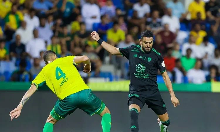 -محرز يهدر ركلة الجزاء في مباراة أهلي جدة وبيرسبوليس على أياد جزائرية .. لم يستطع الجزائري الدولي رياض محرز نجم فريق أهلي جدة السعودي من إحرازه ركلة