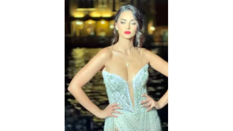 فيديو- ممثلة إيرانية تتعرض لموقف محرج بسبب فستانها في مهرجان فينيسيا تعرف على التالي فيديو- ممثلة إيرانية تتعرض لموقف محرج بسبب فستانها في مهرجان