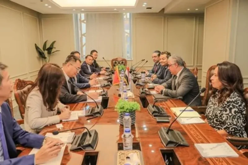 رئيس اقتصادية قناة السويس يبحث سبل التعاون مع وفد مقاطعة جوانجدونج الصيني استقبل وليد جمال الدين، رئيس المنطقة الاقتصادية لقناة السويس، وفدا صينيا من مقاطعة جوانجدونج، برئاسة ، نائ