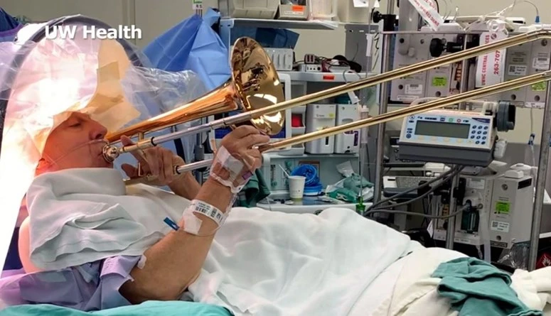 عزف على آلة ترومبون خلال خضوعه لجراحة في الدماغ (فيديو)قدم المريض الأميركي براين راست نموذجا معبرا عن المحاربة في سبيل عدم التخلي عن الشغف في الحياة، بعدما عزف على آلة ترومبون خلال