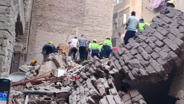 القصة الكاملة لانهيار عقار حلمية الزيتون وعدد الضحايا شهدت منطقة حلمية الزيتون، أمس، حادث انهيار عقار، مما أدى إلى حالة من الخوف والهلع بين أهالي