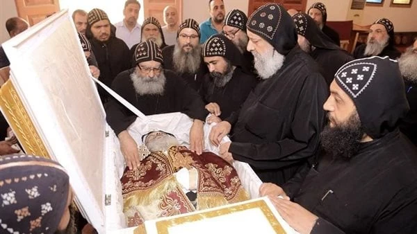 صلوات تجنيز القمص بيشوي الشنودي بديره في سوهاج .. صور أقيمت بدير القديس الأنبا شنودة رئيس المتوحدين بالجبل الغربي في سوهاج، ظهر اليوم، صلوات تجنيز الأب المبارك الراهب القمص بيشوي ا