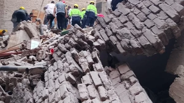 شاهدة على انهيار عقار الزيتون: المتوفى طلع ج.ثة معجونة.. وسور بلكونة منزلي وقعأجرى موقع افاق عربية الإخباري، لقاء مصورا مع عدد من شهود العيان من موقع حادث انهيار عقار الزيتون الذي