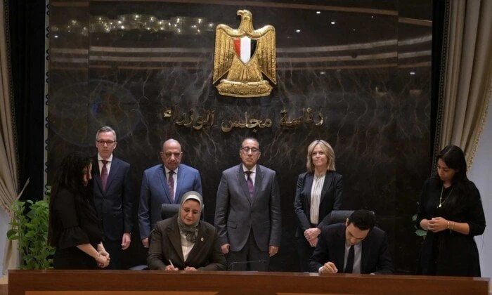 رئيس الوزراء يشهد توقيع اتفاقيات لإنتاج الكهرباء من الطاقات المتجددة شمسي و رياح وتخزينهارئيس الوزراء يشهد توقيع اتفاقيات لإنتاج الكهرباء من الطاقات