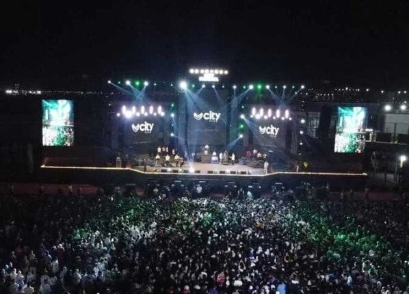 الباب يفوت جمل.. نيكول سابا تختص جمهور كفر الشيخ بأغنيتها الجديدة فاجأت المطربة نيكول سابا جمهورها خلال حفلها بكفر الشيخ الذي أحيته خلال الساعات الماضية، بتقديمها لأغنيتها الجديدة