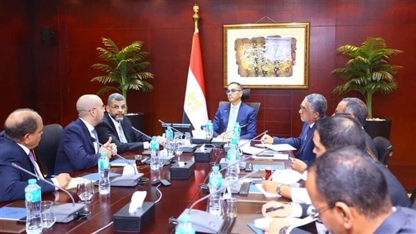 وزير الاستثمار: تقليل الجهات المتعاملة مع المشروعات الاستثمارية وتيسيرات لتسهيل التصدير والاستيراد عقد المهندس حسن الخطيب وزير الاستثمار والتجارة