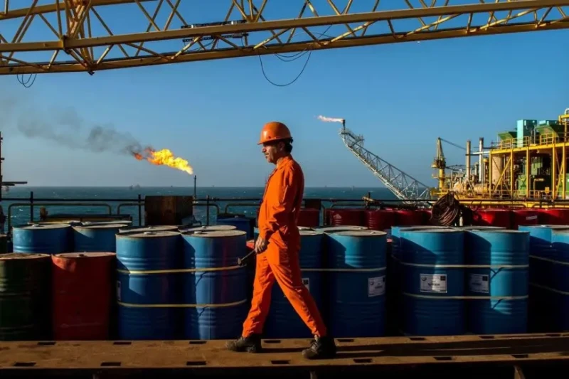 تراجع أسعار النفط في أسبوع.. خام برنت عند 71 دولاراشهدت أسعار النفط تراجعا على مدار الأسبوع، على الرغم من ارتفاعها خلال تداولات يوم الجمعة، حيث قام