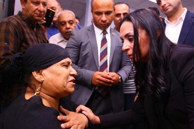 وزيرة التضامن تعزي والدة ضحايا قطاري الزقازيق وترافقها لإنهاء إجراءات تصاريح دفن الضحايا التقت الدكتورة مايا مرسي، وزيرة التضامن الاجتماعي، والدة ضحايا لحادث تصادم قطاري مدينة الزق