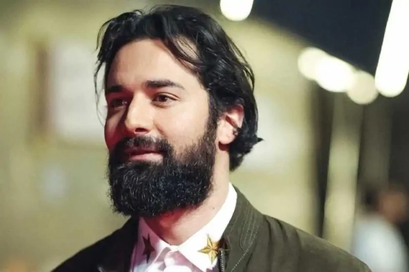 مفاجآت مسلسل عمر أفندي يكشفها الفنان أحمد حاتم لأول مرةعمر أفندي ., في حديثه الأخير ، كشف الفنان أحمد حاتم عن تفاصيل جديدة ومثيرة حول المسلسل الذي