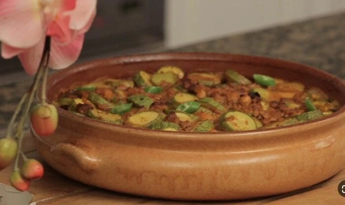 ب خطوات بسيطة.. طريقة عمل طاجن الكوسة باللحم المفروم منوعات الاسبوع طاجن الكوسة باللحم المفروم.. تعتبر الكوسة من الوجبات الغنية بالفتيامينات، وتساعد في بناء الجسم، فضلا على أنها من