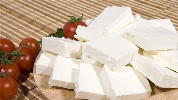 أسهل وصفة.. طريقة عمل الجبنة البيضاء تعد الجبنة البيضاء من أشهى الأكلات السريعة التى يمكن تناولها في أى مكان وأى وقت .. فكيف تجهيزينها في المنزل