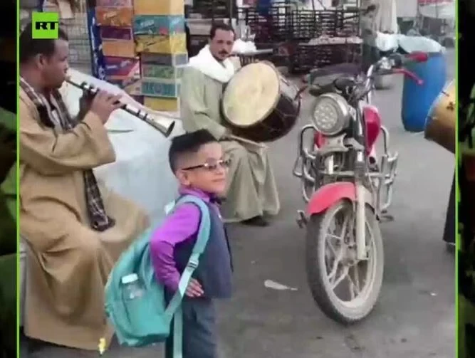 بالطبل والمزمار البلدي.. عمدة التلامذة وصل يا رجالةطفل يصل إلى مدرسته في أول أيام العام الدراسي الجديد في زفة..زفة طالب.. طفل مصري يصل مدرسته في أول يوم دراسي رفقة الطبل والمزمار ف