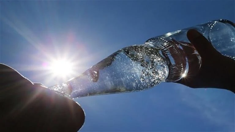 بتشرب مياه قليل؟.. احذر هذه الأعراض الخطيرة لايف ستايل كتب سيد متولي يتجاهل العديد من الأشخاص تناول الماء بالقدر الكافي يوميا، رغم أن هذه العادة قد تسبب مشكلات صحية خطيرة، لعل أبرز