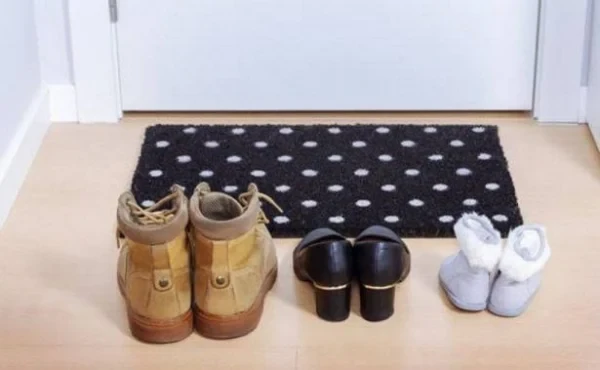 بلاش ترك الأحذية أمام باب المنزل: تولد طاقة سلبيةقالت سونيا الحبال، خبيرة علم الطاقة، إن جميع الرموز والأحلام في الرؤى قد تنعكس على صاحبها، حيث أن جميع تفسيرات الرؤى تعتبر علم طاقة