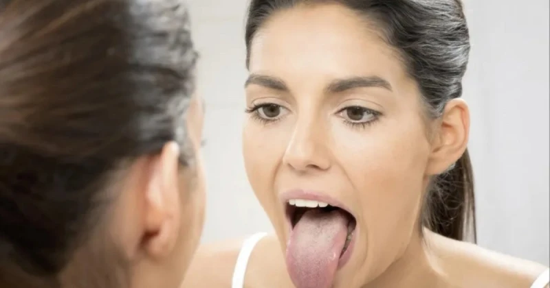 الفن و المشاهير: معاينة اللسان تكشف مؤشرات الصحة العامة.. إليكم فوائدها منذ عشرات السنين توقف الأطباء عن فحص اللسان وفضلوا الإعتماد على التقنيات. مع العلم أن اللسان قادر أن يزود ال