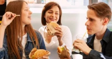 عازم صحابك على الأكل.. 7 أخطاء مخالفة لقواعد الإتيكيت يجب تجنبها المرأة والمنوعات عندما تقوم بدعوة أصدقائك لتناول إحدى الواجبات، تستعد لها، لتكون على أجمل وجه، فتختار الأكل المناسب