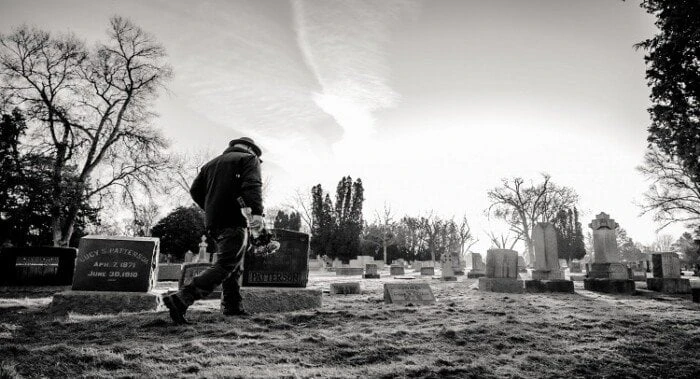 تفسير حلم المشي بين القبور.. ما علاقته بارتكاب الذنوب؟ منوعات الاسبوع تعد رؤية المقابر في المنام، من أقسى الأحلام التي يمكن أن يراها الشخص أثناء