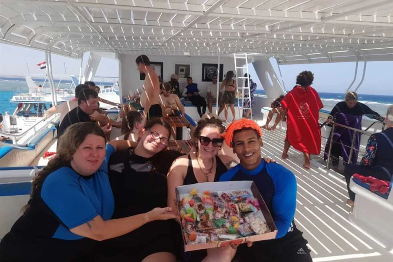 توزيع حلوى المولد على سياح الغردقة خلال رحلة بحرية شهدت مدينة الغردقة، اليوم السبت، احتفالات ذكرى المولد النبوي الشريف، وذلك بتوزيع الحلوى على